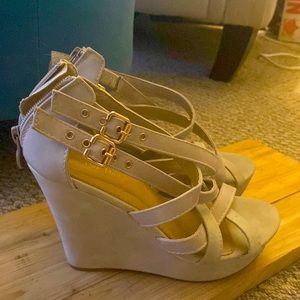 Suede side buckle wedge sandle